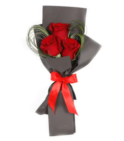 Buchet elegant cu 3 trandafiri roșii, flori proaspete pentru ocazii speciale, livrare flori de sezon.