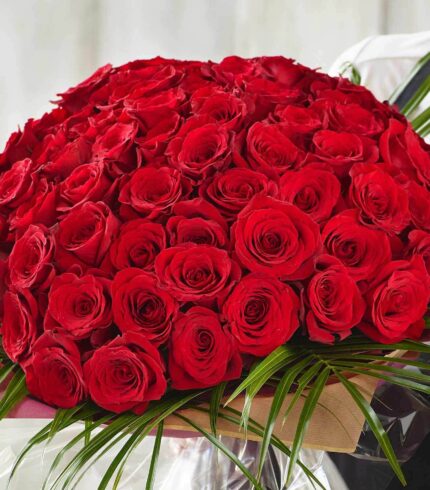 Buchet cu trandafiri rosii, simbolul perfect pentru Ziua Indragostitilor.