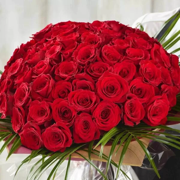 Buchet cu trandafiri rosii, simbolul perfect pentru Ziua Indragostitilor.