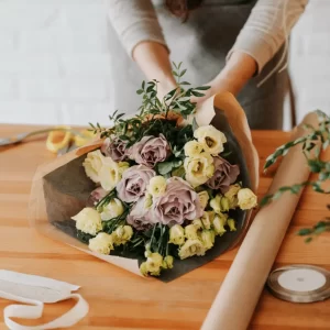 Buchet de flori mov – trandafiri mov & lisianthus alb, elegant pentru ocazii