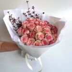 Buchet 25 trandafiri roz proaspeti, disponibil la floriarie bragadiru.