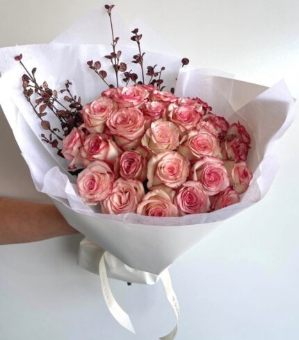 Buchet 25 trandafiri roz proaspeti, disponibil la floriarie bragadiru.