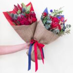 Buchet flori onomastica colorat, cu flori proaspete, perfect pentru a sărbători ocazii speciale.