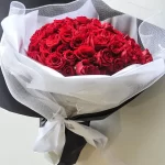 Buchetul de 99 Trandafiri, un gest impresionant de dragoste și apreciere, plin de culoare și eleganță.