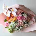 Buchet cu  trandafiri, orhidee, mathiola si gypsophila