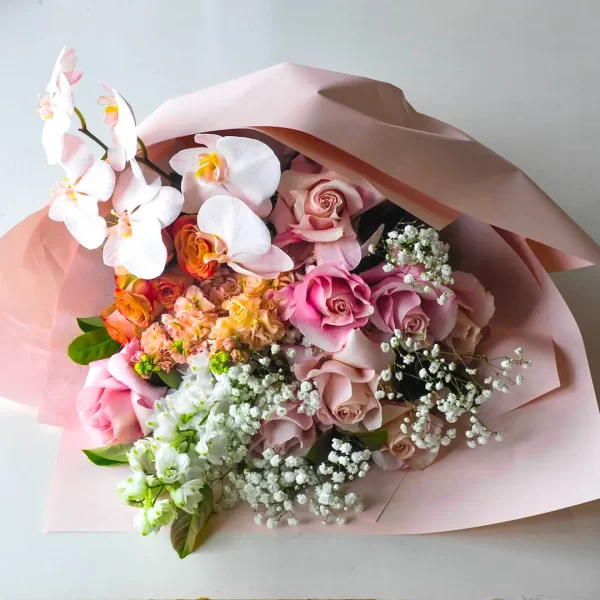 Buchet cu  trandafiri, orhidee, mathiola si gypsophila