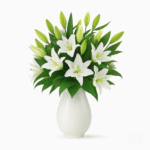 Buchet de crini imperiali, flori albe elegante, aranjament floral sofisticat.