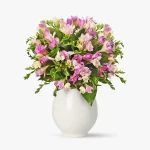 Buchet de 31 frezii roz elegante, florile proaspete și parfumate, ideale pentru orice ocazie specială.