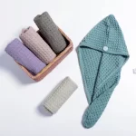 Aranjament floral in cufar de lemn elegant, plin de flori proaspete și colorate.