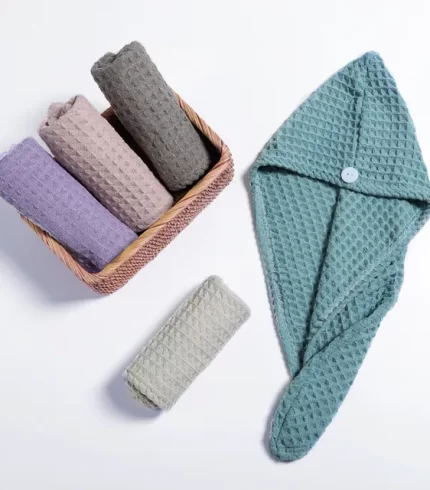 Aranjament floral in cufar de lemn elegant, plin de flori proaspete și colorate.