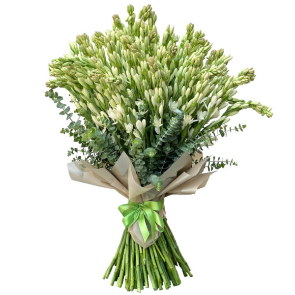 Buchet de tuberoze albe elegant, cu accente de trandafiri albastrii.