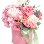 Cutie cu flori roz eleganta pentru cadou
