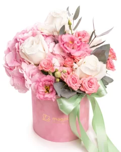 Cutie cu flori roz eleganta pentru cadou