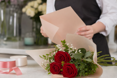 buchet 3 trandafiri pret - Buchet cu 3 trandafiri: ce include prețul și cum alegi varianta potrivită - Florarie Online Bragadiru | Livrare Flori Bucuresti