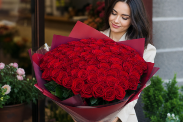buchete de 99 trandafiri - Cum alegi serviciul potrivit pentru buchete de 99 trandafiri - Florarie Online Bragadiru | Livrare Flori Bucuresti